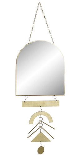 Se trata de uno de los espejos tendencia de esta temporada. Está elaborado en metal dorado y de él cuelgan elementos geométricos y una media luna, confeccionados en metal y madera.  Sus medidas son 20x0,3x40,5 centímetros. 