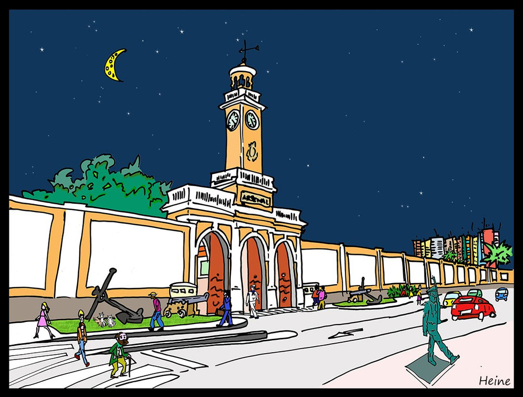 Portada del Arsenal militar de Cartagena. Vista nocturna.  Ilustración a todo color y detalle, impresa directamente sobre lienzo de alto gramaje. Impresión digital con tinta ecosolvente y protección de barniz mate.  El lienzo va montado sobre tablero de DM con un grosor de 5 milímetros y lacado en negro en el anverso. Cuenta con un colgador en el reverso.  Sus medidas son 40x28 centímetros. 
