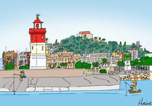 Cargar imagen en el visor de la galería, Ilustración del puerto de Cartagena con el Faro de Navidad y el de la Curra al fondo.  Ilustración a todo color y detalle, impresa directamente sobre lienzo de alto gramaje. Impresión digital con tinta ecosolvente y protección de barniz mate.  El lienzo va montado sobre tablero de DM con un grosor de 5 milímetros y lacado en negro en el anverso. Cuenta con un colgador en el reverso.  Sus medidas son 40x28 centímetros. 